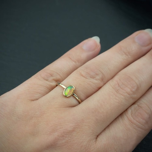 złoty pierścionek z opalem na zamówienie