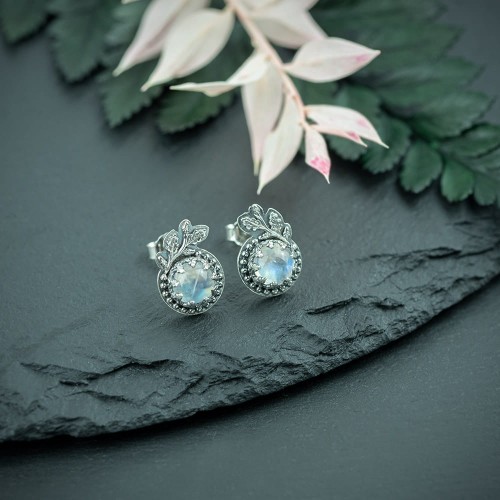 srebrne kolczyki sztyfty z kamieniem księżycowym i listkami