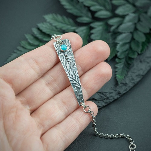 srebrna bransoletka trójkątna z roślinnymi zdobieniami i turkusem