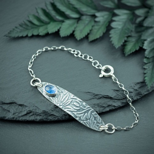 srebrna bransoletka z kyanitem i roślinnym wzorem