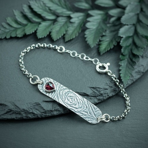 srebrna bransoletka z granatem i wzorem róży