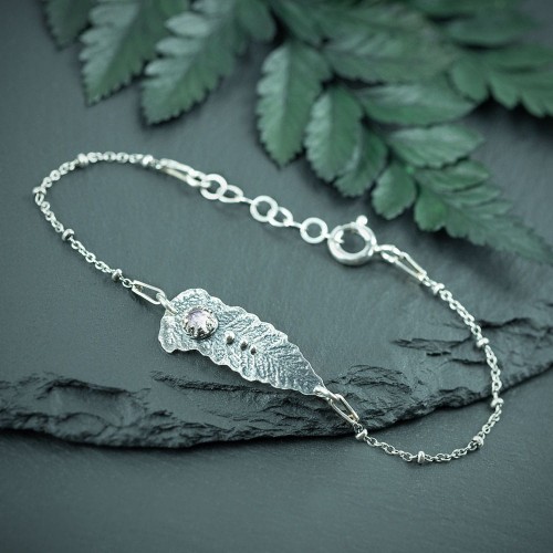 srebrna bransoletka łańcuszek z liściem paproci i różowym kwarcem