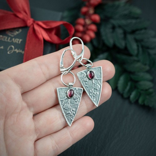 srebrne kolczyki trójkąty z kwiatem wiśni i granatem