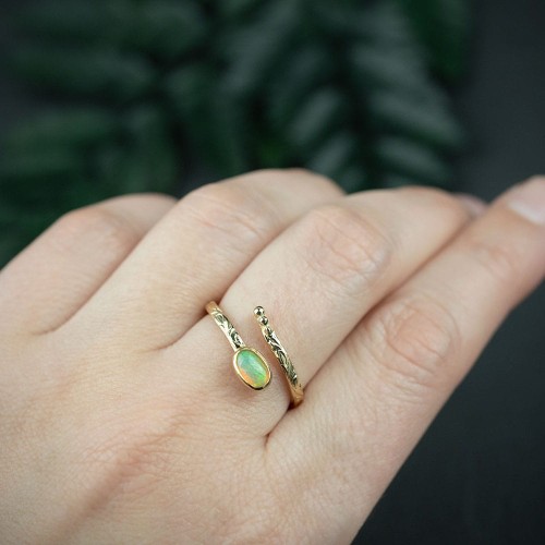 Złoty pierścionek regulowany flora z opalem