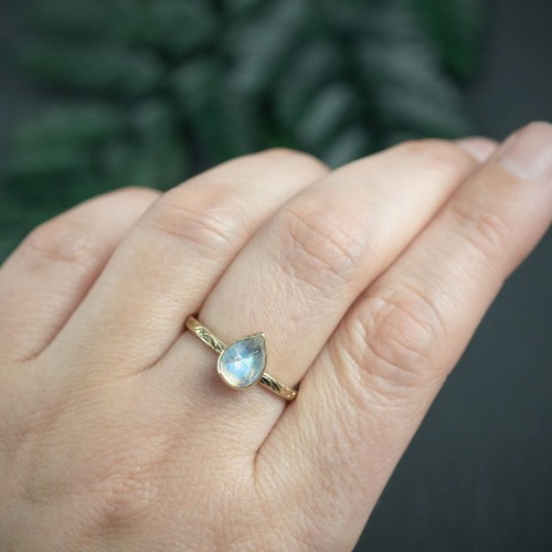 złoty pierścionek flora z kamieniem księżycowym