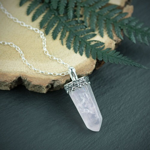 srebrny wisior z różowym kwarcem w ozdobnej oprawie