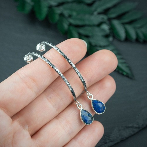 srebrne kolczyki zdobione koła z łezką lapis lazuli