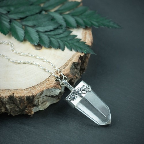 srebrny naszyjnik z kryształem górskim i listkami