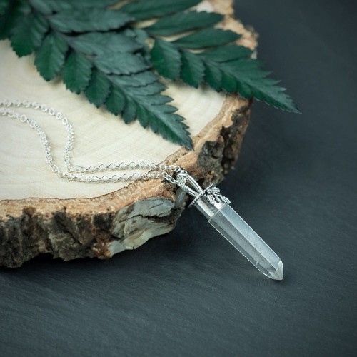 srebrny wisior z kryształem górskim i listkami dębu