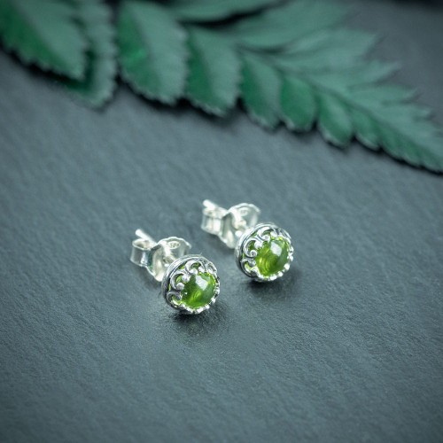 srebrne kolczyki sztyfty z perydotem w ozdobnej oprawie
