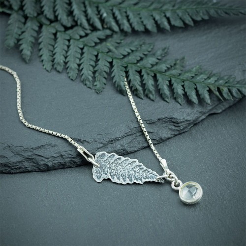 srebrny naszyjnik z liściem paproci i kryształem górskim