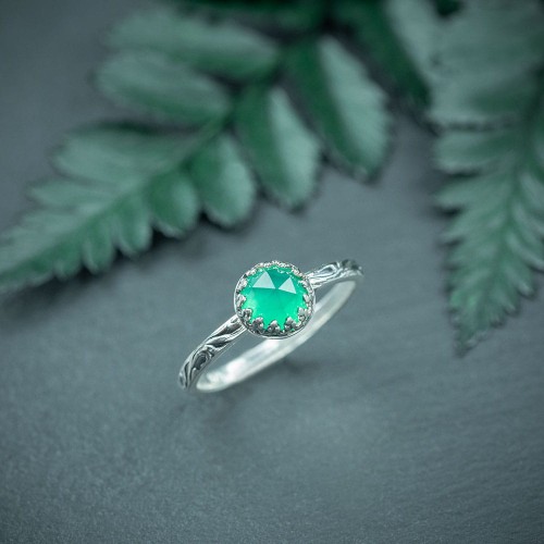 srebrny pierścionek zdobiona obrączka z zielonym chalcedonem