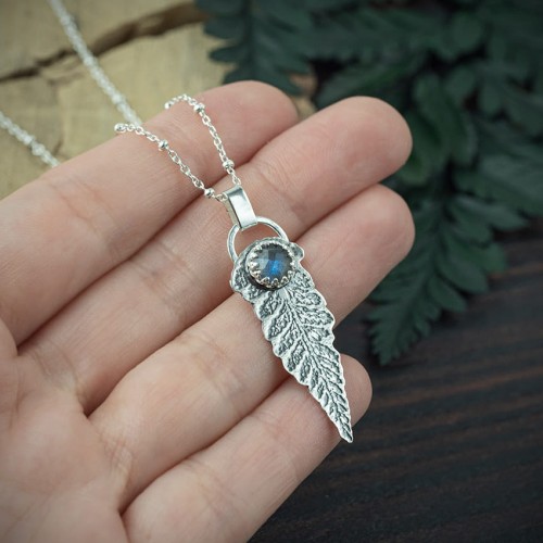 srebrny wisiorek liść paproci z niebieskim labradorytem