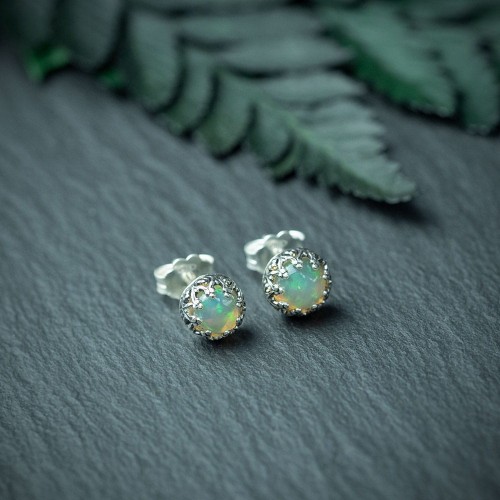 srebrne kolczyki sztyfty z okrągłym opalem w ażurowej oprawie