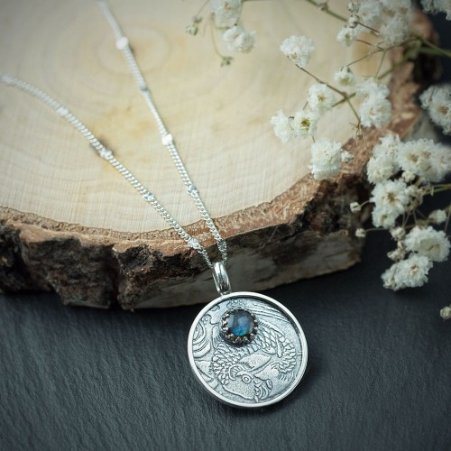 srebrny wisiorek amulet z labradorytem i karpiem koi