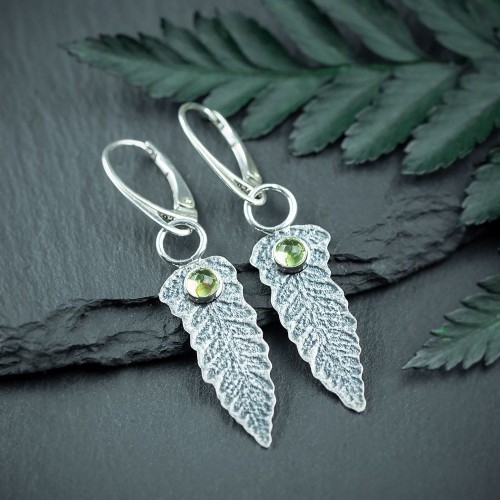 srebrne kolczyki liście paproci z oliwinem perydotem