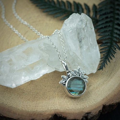 wisior z zielonym labradorytem i listkami