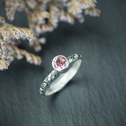 pierścionek z różowym turmalinem i obrączką w róże