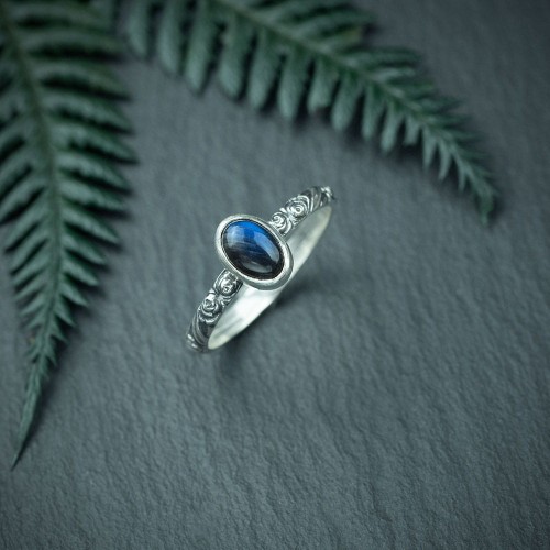 pierścionek z czarnym labradorytem i obrączką w róże