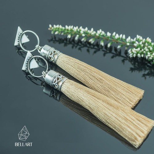 srebrne sztyfty trójkąty ze złotym chwostem