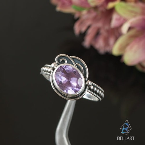 Srebrny pierścionek z fasetowanym ametystem i zawijasami na zamówienie