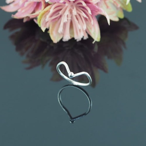 srebrny pierścionek w kształcie litery V