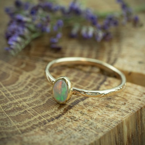 złoty pierścionek zaręczynowy z opalem