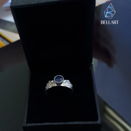 pierścionek zaręczynowy z szafirem i listkami