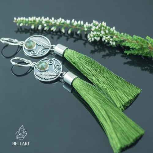 srebrne kolczyki z labradorytem i zielonym chwostem roślinne motywy