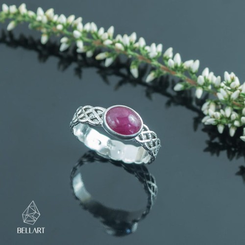 srebrny pierścionek zdobiona obrączka z rubinem