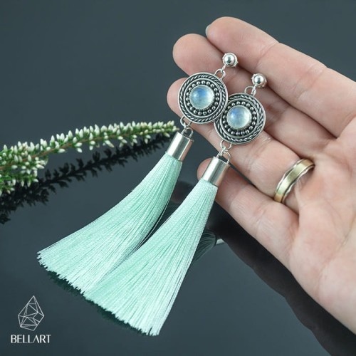 srebrne kolczyki z kamieniem księżycowym i miętowym chwostem