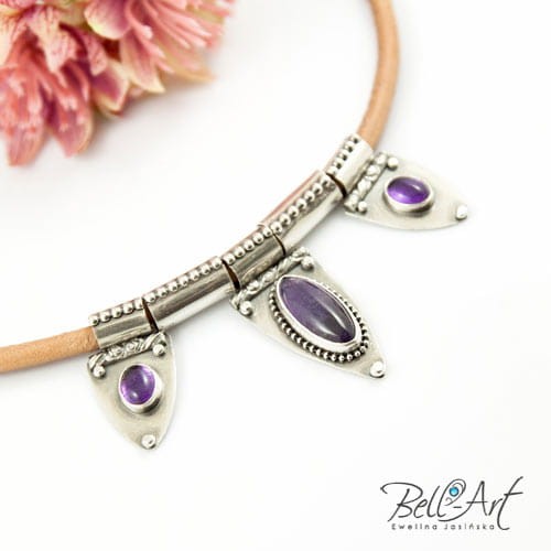 naszyjnik z ametystami na rzemieniu