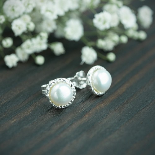 srebrne kolczyki sztyfty z perłami w ozdobnej obwódce